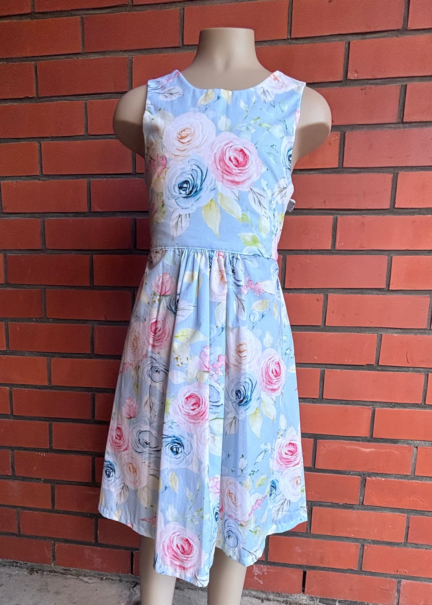 Pale blue large roses size 10